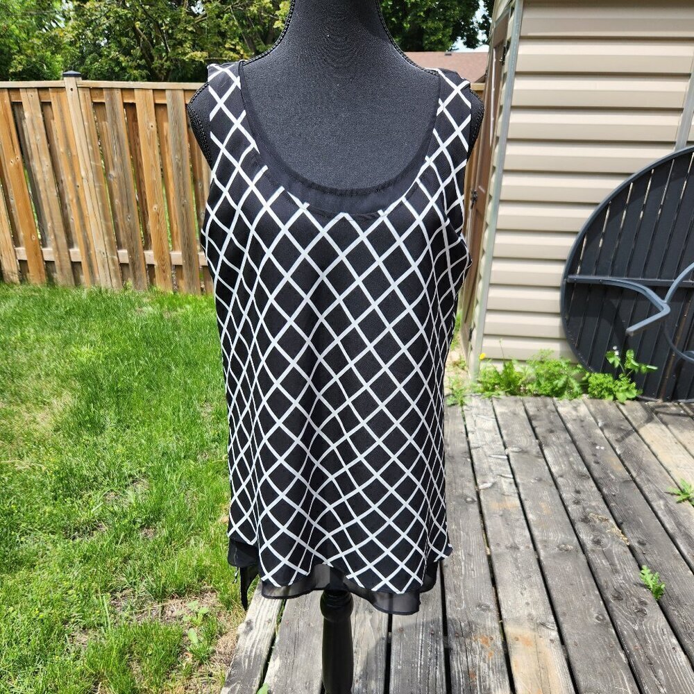 P301. Laura Black w/white diagonal check tunic/tank |M